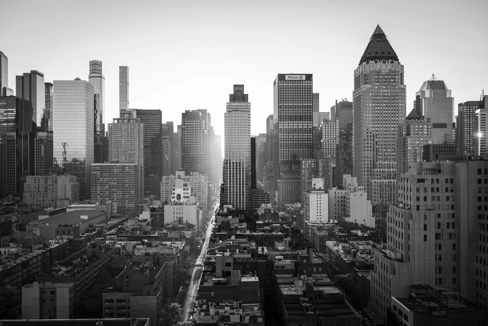 Una ciudad de Norteamérica al atardecer — los primeros mercados en los que lanza Roomit.
